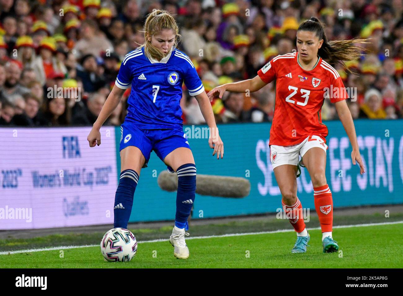 Cardiff, Wales. 6. Oktober 2022. Dajana Spasojevic aus Bosnien und Herzegowina wurde am 6. Oktober 2022 unter dem Druck von Ffion Morgan aus Wales während des FIFA Frauen-WM-Play-Off-Spiels zwischen Wales und Bosnien und Herzegowina im Cardiff City Stadium in Cardiff, Wales, Großbritannien, ausgetragen. Quelle: Duncan Thomas/Majestic Media. Stockfoto Cardiff, Wales. 6. Oktober 2022. Dajana Spasojevic aus Bosnien und Herzegowina wurde am 6. Oktober 2022 unter dem Druck von Ffion Morgan aus Wales während des FIFA Frauen-WM-Play-Off-Spiels zwischen Wales und Bosnien und Herzegowina im Cardiff City Stadium in Cardiff, Wales, Großbritannien, ausgetragen. Quelle: Duncan Thomas/Majestic Media. Stockfoto