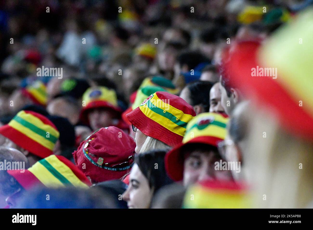 Cardiff, Wales. 6. Oktober 2022. Walisische Fans tragen Eimer Hüte während des FIFA Frauen-WM-Play-Off-Spiels zwischen Wales und Bosnien und Herzegowina am 6. Oktober 2022 im Cardiff City Stadium in Cardiff, Wales, Großbritannien. Quelle: Duncan Thomas/Majestic Media. Stockfoto Cardiff, Wales. 6. Oktober 2022. Walisische Fans tragen Eimer Hüte während des FIFA Frauen-WM-Play-Off-Spiels zwischen Wales und Bosnien und Herzegowina am 6. Oktober 2022 im Cardiff City Stadium in Cardiff, Wales, Großbritannien. Quelle: Duncan Thomas/Majestic Media. Stockfoto