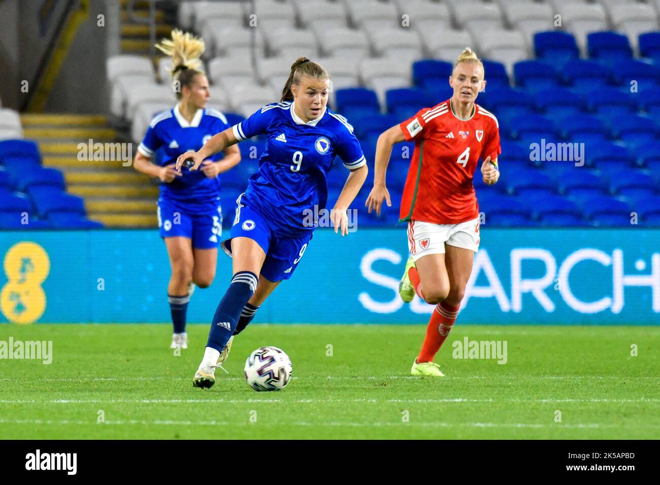 Cardiff, Wales. 6. Oktober 2022. Maja Jelčić aus Bosnien und Herzegowina in Aktion beim FIFA Frauen-WM-Play-Off-Spiel zwischen Wales und Bosnien und Herzegowina am 6. Oktober 2022 im Cardiff City Stadium in Cardiff, Wales, Großbritannien. Quelle: Duncan Thomas/Majestic Media. Stockfoto Cardiff, Wales. 6. Oktober 2022. Maja Jelčić aus Bosnien und Herzegowina in Aktion beim FIFA Frauen-WM-Play-Off-Spiel zwischen Wales und Bosnien und Herzegowina am 6. Oktober 2022 im Cardiff City Stadium in Cardiff, Wales, Großbritannien. Quelle: Duncan Thomas/Majestic Media. Stockfoto