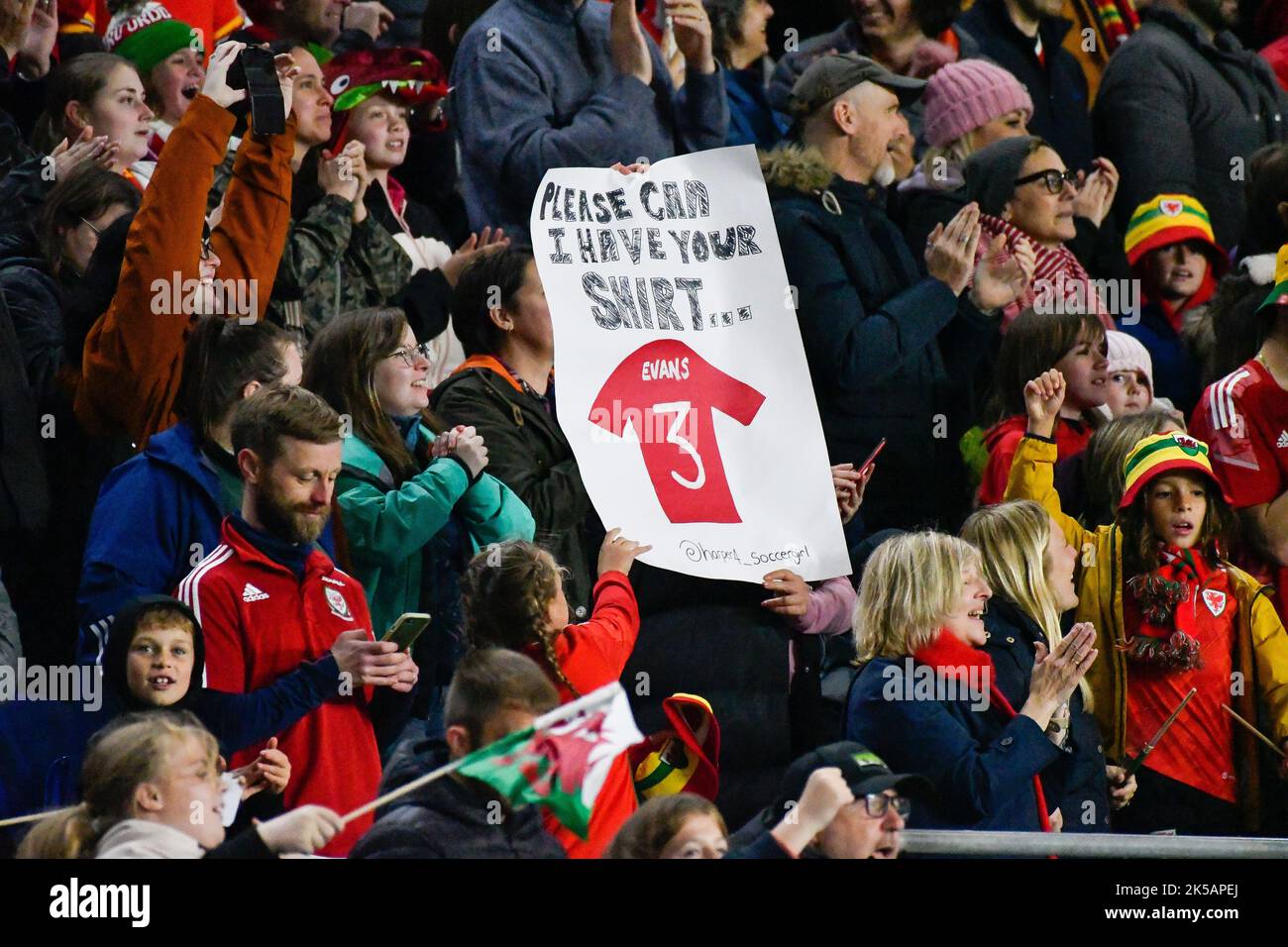 Cardiff, Wales. 6. Oktober 2022. Walisische Fans halten während des FIFA Frauen-WM-Play-Off-Spiels zwischen Wales und Bosnien und Herzegowina am 6. Oktober 2022 im Cardiff City Stadium in Cardiff, Wales, Großbritannien, ein Schild mit der Bitte um das Gemma Evans of Wales-Trikot hoch. Quelle: Duncan Thomas/Majestic Media. Stockfoto Cardiff, Wales. 6. Oktober 2022. Walisische Fans halten während des FIFA Frauen-WM-Play-Off-Spiels zwischen Wales und Bosnien und Herzegowina am 6. Oktober 2022 im Cardiff City Stadium in Cardiff, Wales, Großbritannien, ein Schild mit der Bitte um das Gemma Evans of Wales-Trikot hoch. Quelle: Duncan Thomas/Majestic Media. Stockfoto
