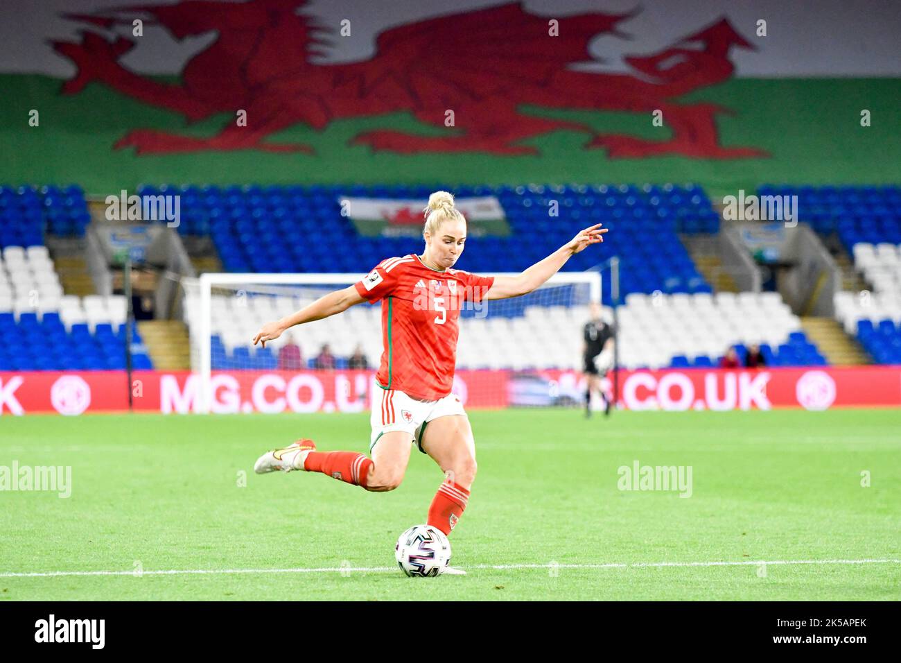 Cardiff, Wales. 6. Oktober 2022. Rhiannon Roberts aus Wales in Aktion beim FIFA Frauen-WM-Play-Off-Spiel zwischen Wales und Bosnien und Herzegowina am 6. Oktober 2022 im Cardiff City Stadium in Cardiff, Wales, Großbritannien. Quelle: Duncan Thomas/Majestic Media. Stockfoto Cardiff, Wales. 6. Oktober 2022. Rhiannon Roberts aus Wales in Aktion beim FIFA Frauen-WM-Play-Off-Spiel zwischen Wales und Bosnien und Herzegowina am 6. Oktober 2022 im Cardiff City Stadium in Cardiff, Wales, Großbritannien. Quelle: Duncan Thomas/Majestic Media. Stockfoto