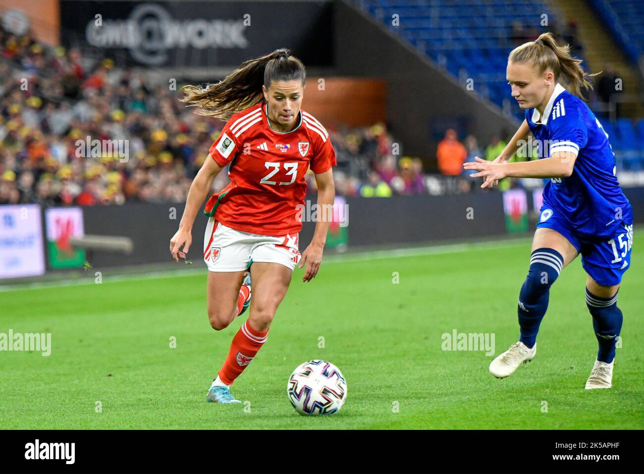 Cardiff, Wales. 6. Oktober 2022. Ffion Morgan von Wales in Aktion während des FIFA Frauen-WM-Play-Off-Spiels zwischen Wales und Bosnien und Herzegowina am 6. Oktober 2022 im Cardiff City Stadium in Cardiff, Wales, Großbritannien. Quelle: Duncan Thomas/Majestic Media. Stockfoto Cardiff, Wales. 6. Oktober 2022. Ffion Morgan von Wales in Aktion während des FIFA Frauen-WM-Play-Off-Spiels zwischen Wales und Bosnien und Herzegowina am 6. Oktober 2022 im Cardiff City Stadium in Cardiff, Wales, Großbritannien. Quelle: Duncan Thomas/Majestic Media. Stockfoto