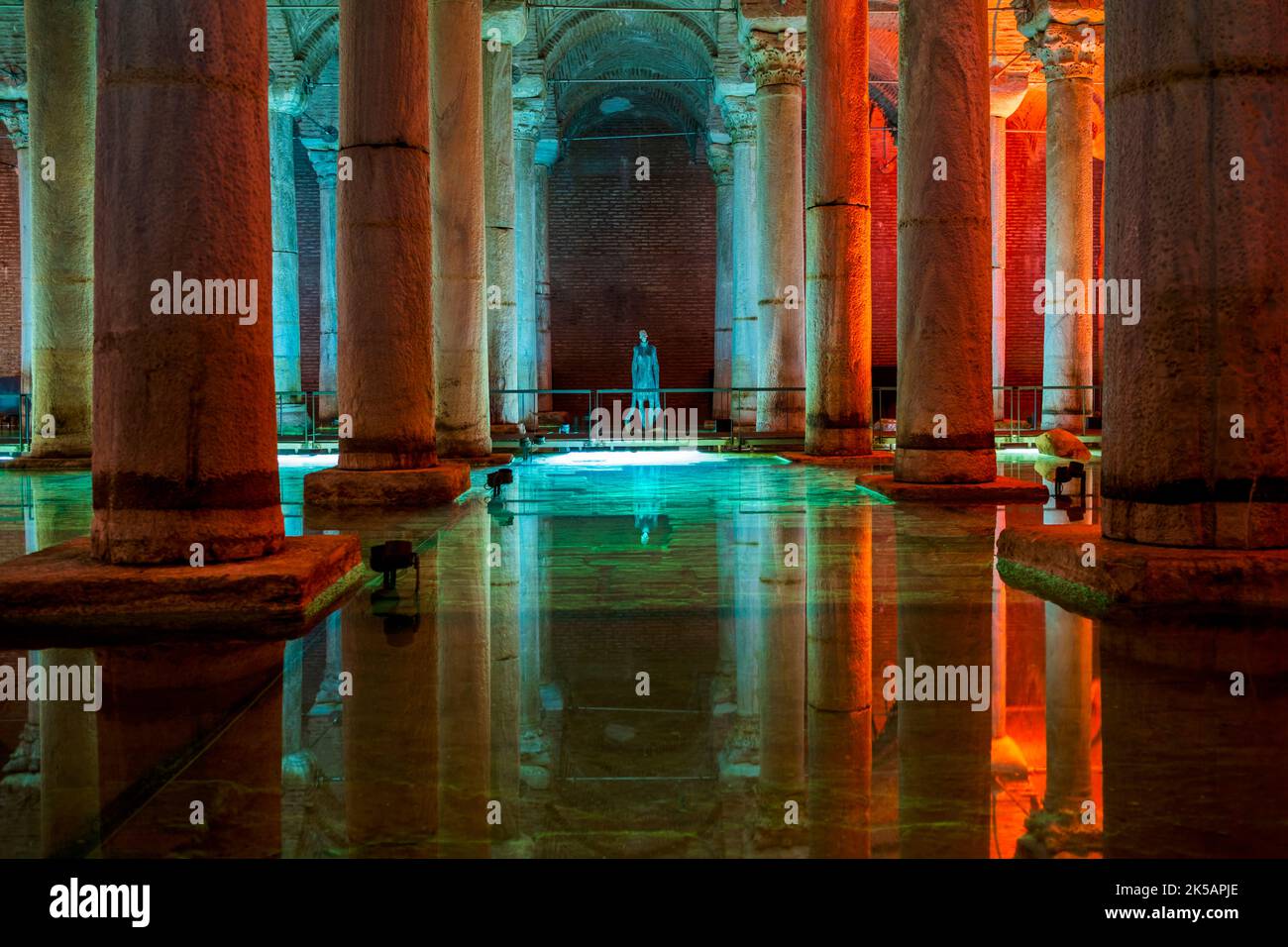 Yerebatan Saray - Basilika Zisterne in Istanbul, Türkei.Tanz des Lichts . Yerebatan Saray ist eine der beliebtesten Touristenattraktionen in Istanbul. Rauschen und g Stockfoto