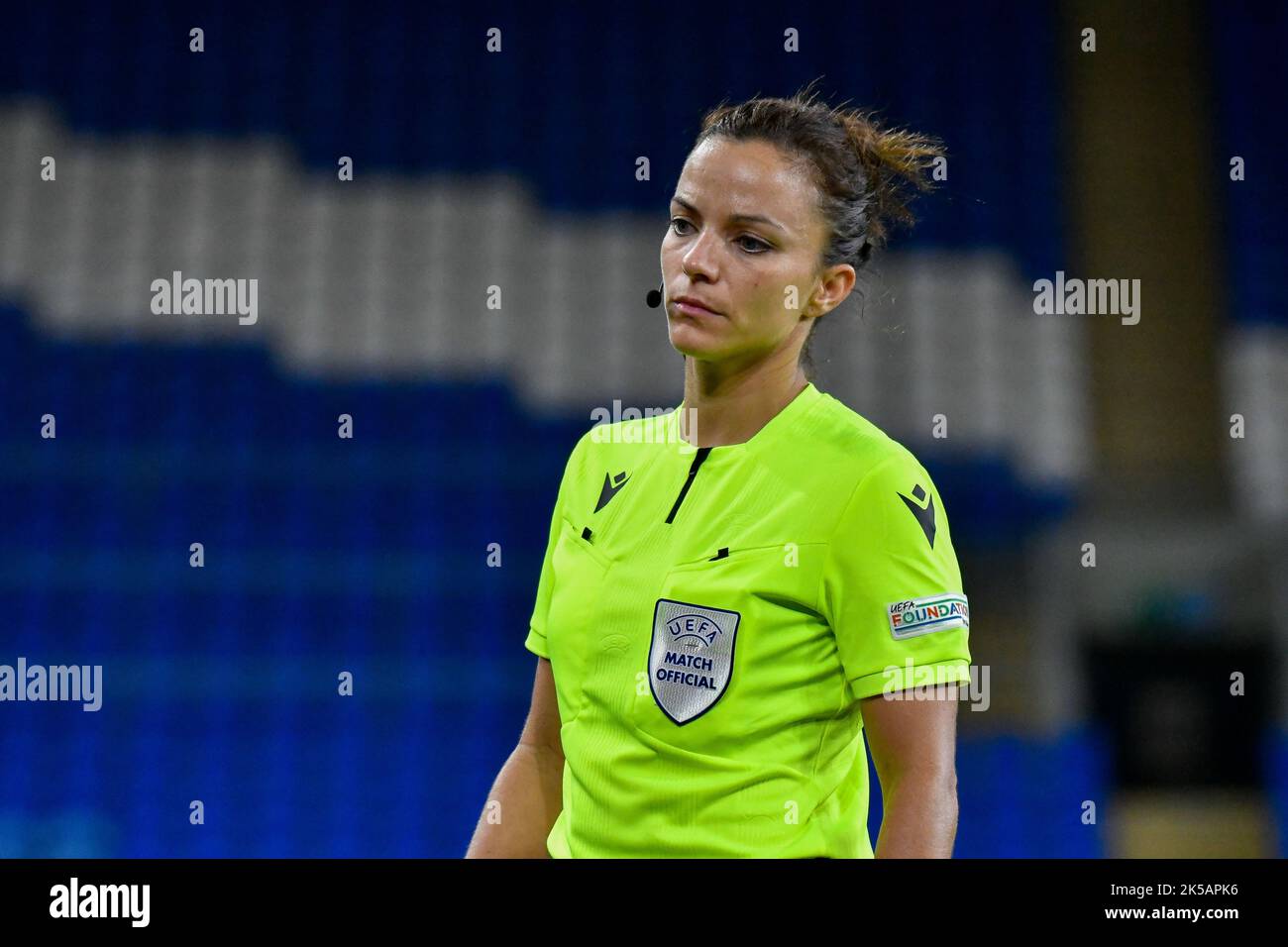Cardiff, Wales. 6. Oktober 2022. Matchreferentin Marta Huerta De Aza während des FIFA Frauen-WM-Play-Off-Spiels zwischen Wales und Bosnien und Herzegowina am 6. Oktober 2022 im Cardiff City Stadium in Cardiff, Wales, Großbritannien. Quelle: Duncan Thomas/Majestic Media. Stockfoto Cardiff, Wales. 6. Oktober 2022. Matchreferentin Marta Huerta De Aza während des FIFA Frauen-WM-Play-Off-Spiels zwischen Wales und Bosnien und Herzegowina am 6. Oktober 2022 im Cardiff City Stadium in Cardiff, Wales, Großbritannien. Quelle: Duncan Thomas/Majestic Media. Stockfoto