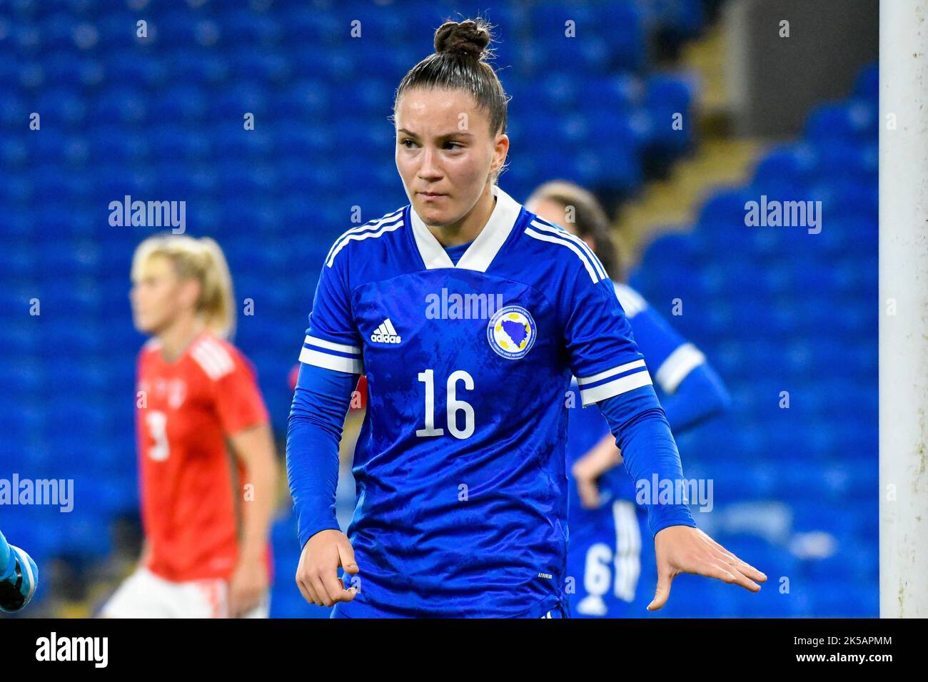 Cardiff, Wales. 6. Oktober 2022. Ena Taslidža aus Bosnien und Herzegowina während des FIFA Frauen-WM-Play-Off-Spiels zwischen Wales und Bosnien und Herzegowina am 6. Oktober 2022 im Cardiff City Stadium in Cardiff, Wales, Großbritannien. Quelle: Duncan Thomas/Majestic Media. Stockfoto Cardiff, Wales. 6. Oktober 2022. Ena Taslidža aus Bosnien und Herzegowina während des FIFA Frauen-WM-Play-Off-Spiels zwischen Wales und Bosnien und Herzegowina am 6. Oktober 2022 im Cardiff City Stadium in Cardiff, Wales, Großbritannien. Quelle: Duncan Thomas/Majestic Media. Stockfoto