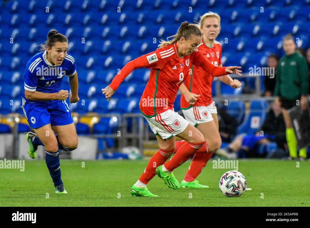 Cardiff, Wales. 6. Oktober 2022. Kayleigh Green aus Wales in Aktion beim FIFA Frauen-WM-Play-Off-Spiel zwischen Wales und Bosnien und Herzegowina am 6. Oktober 2022 im Cardiff City Stadium in Cardiff, Wales, Großbritannien. Quelle: Duncan Thomas/Majestic Media. Stockfoto Cardiff, Wales. 6. Oktober 2022. Kayleigh Green aus Wales in Aktion beim FIFA Frauen-WM-Play-Off-Spiel zwischen Wales und Bosnien und Herzegowina am 6. Oktober 2022 im Cardiff City Stadium in Cardiff, Wales, Großbritannien. Quelle: Duncan Thomas/Majestic Media. Stockfoto