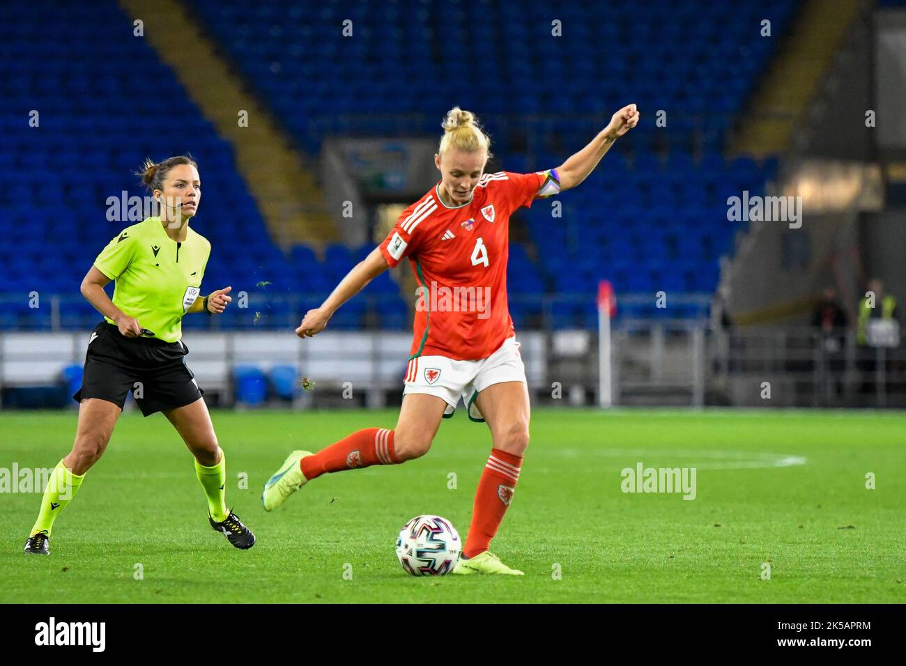Cardiff, Wales. 6. Oktober 2022. Sophie ingle aus Wales in Aktion beim FIFA Frauen-WM-Play-Off-Spiel zwischen Wales und Bosnien und Herzegowina am 6. Oktober 2022 im Cardiff City Stadium in Cardiff, Wales, Großbritannien. Quelle: Duncan Thomas/Majestic Media. Stockfoto Cardiff, Wales. 6. Oktober 2022. Sophie ingle aus Wales in Aktion beim FIFA Frauen-WM-Play-Off-Spiel zwischen Wales und Bosnien und Herzegowina am 6. Oktober 2022 im Cardiff City Stadium in Cardiff, Wales, Großbritannien. Quelle: Duncan Thomas/Majestic Media. Stockfoto