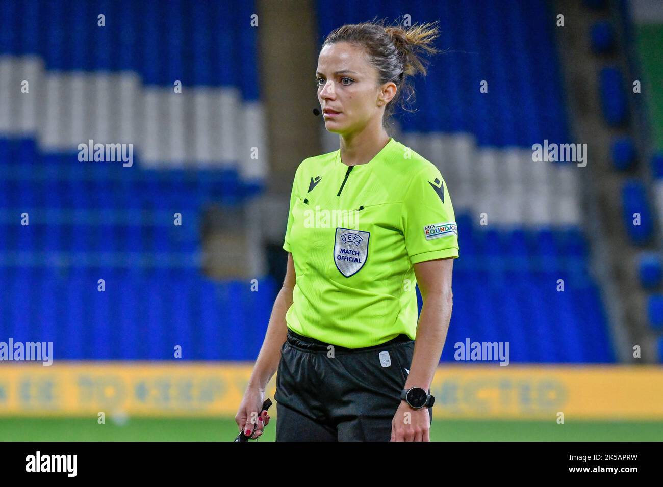 Cardiff, Wales. 6. Oktober 2022. Matchreferentin Marta Huerta De Aza während des FIFA Frauen-WM-Play-Off-Spiels zwischen Wales und Bosnien und Herzegowina am 6. Oktober 2022 im Cardiff City Stadium in Cardiff, Wales, Großbritannien. Quelle: Duncan Thomas/Majestic Media. Stockfoto Cardiff, Wales. 6. Oktober 2022. Matchreferentin Marta Huerta De Aza während des FIFA Frauen-WM-Play-Off-Spiels zwischen Wales und Bosnien und Herzegowina am 6. Oktober 2022 im Cardiff City Stadium in Cardiff, Wales, Großbritannien. Quelle: Duncan Thomas/Majestic Media. Stockfoto
