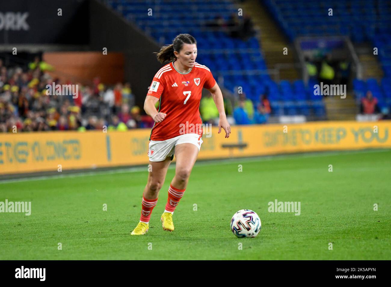 Cardiff, Wales. 6. Oktober 2022. Helen ward von Wales in Aktion während des FIFA Frauen-WM-Play-Off-Spiels zwischen Wales und Bosnien und Herzegowina am 6. Oktober 2022 im Cardiff City Stadium in Cardiff, Wales, Großbritannien. Quelle: Duncan Thomas/Majestic Media. Stockfoto Cardiff, Wales. 6. Oktober 2022. Helen ward von Wales in Aktion während des FIFA Frauen-WM-Play-Off-Spiels zwischen Wales und Bosnien und Herzegowina am 6. Oktober 2022 im Cardiff City Stadium in Cardiff, Wales, Großbritannien. Quelle: Duncan Thomas/Majestic Media. Stockfoto