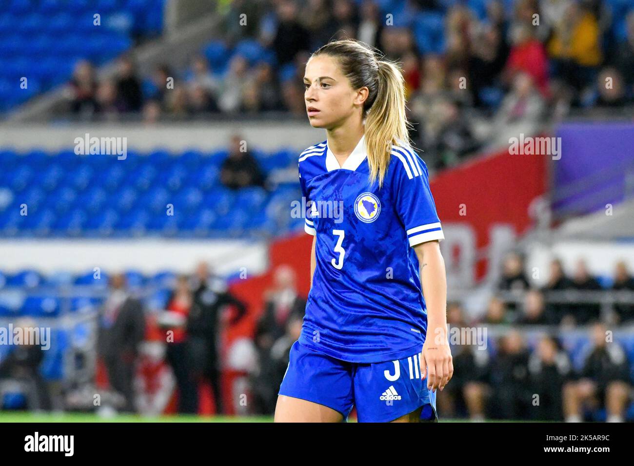 Cardiff, Wales. 6. Oktober 2022. Ena Šabanagić aus Bosnien und Herzegowina während des FIFA Frauen-WM-Play-Off-Spiels zwischen Wales und Bosnien und Herzegowina am 6. Oktober 2022 im Cardiff City Stadium in Cardiff, Wales, Großbritannien. Quelle: Duncan Thomas/Majestic Media. Stockfoto Cardiff, Wales. 6. Oktober 2022. Ena Šabanagić aus Bosnien und Herzegowina während des FIFA Frauen-WM-Play-Off-Spiels zwischen Wales und Bosnien und Herzegowina am 6. Oktober 2022 im Cardiff City Stadium in Cardiff, Wales, Großbritannien. Quelle: Duncan Thomas/Majestic Media. Stockfoto