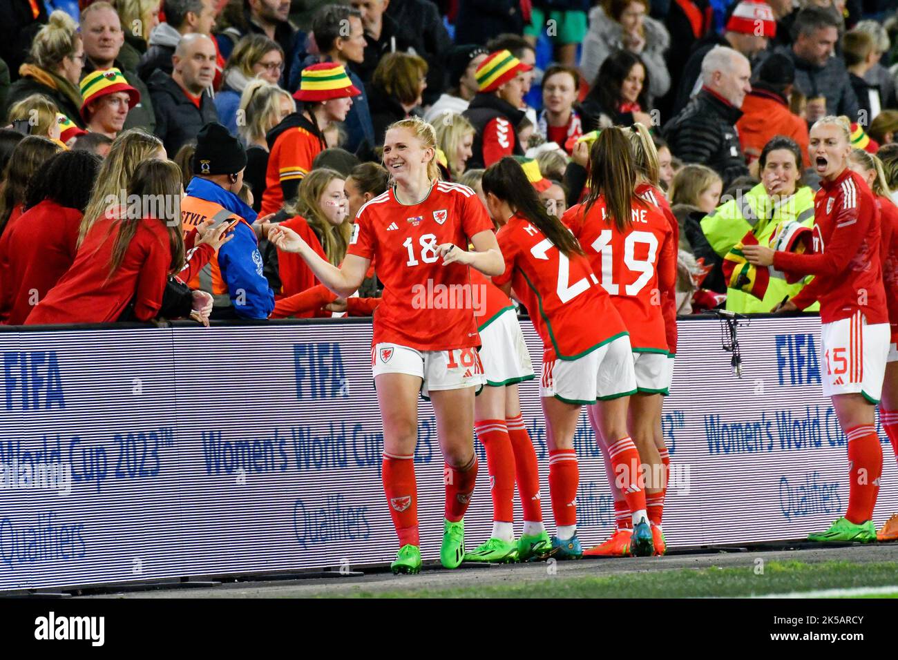 Cardiff, Wales. 6. Oktober 2022. Ceri Holland of Wales lächelt die Fans nach dem FIFA Frauen-WM-Play-Off-Spiel zwischen Wales und Bosnien und Herzegowina am 6. Oktober 2022 im Cardiff City Stadium in Cardiff, Wales, Großbritannien, an. Quelle: Duncan Thomas/Majestic Media. Stockfoto Cardiff, Wales. 6. Oktober 2022. Ceri Holland of Wales lächelt die Fans nach dem FIFA Frauen-WM-Play-Off-Spiel zwischen Wales und Bosnien und Herzegowina am 6. Oktober 2022 im Cardiff City Stadium in Cardiff, Wales, Großbritannien, an. Quelle: Duncan Thomas/Majestic Media. Stockfoto