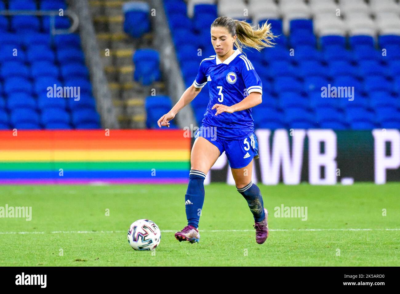 Cardiff, Wales. 6. Oktober 2022. Ena Šabanagić aus Bosnien und Herzegowina in Aktion beim FIFA Frauen-WM-Play-Off-Spiel zwischen Wales und Bosnien und Herzegowina am 6. Oktober 2022 im Cardiff City Stadium in Cardiff, Wales, Großbritannien. Quelle: Duncan Thomas/Majestic Media. Stockfoto Cardiff, Wales. 6. Oktober 2022. Ena Šabanagić aus Bosnien und Herzegowina in Aktion beim FIFA Frauen-WM-Play-Off-Spiel zwischen Wales und Bosnien und Herzegowina am 6. Oktober 2022 im Cardiff City Stadium in Cardiff, Wales, Großbritannien. Quelle: Duncan Thomas/Majestic Media. Stockfoto