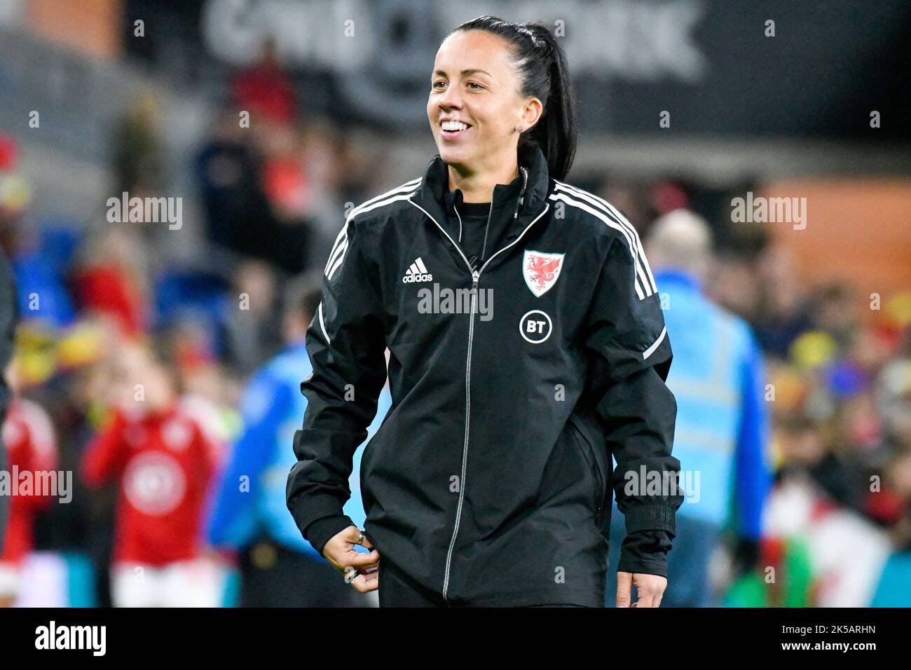 Cardiff, Wales. 6. Oktober 2022. Bethan Lloyd of Wales Frauen-Coaching-Mitarbeiter nach dem FIFA Frauen-WM-Play-Off-Spiel zwischen Wales und Bosnien und Herzegowina am 6. Oktober 2022 im Cardiff City Stadium in Cardiff, Wales, Großbritannien. Quelle: Duncan Thomas/Majestic Media. Stockfoto