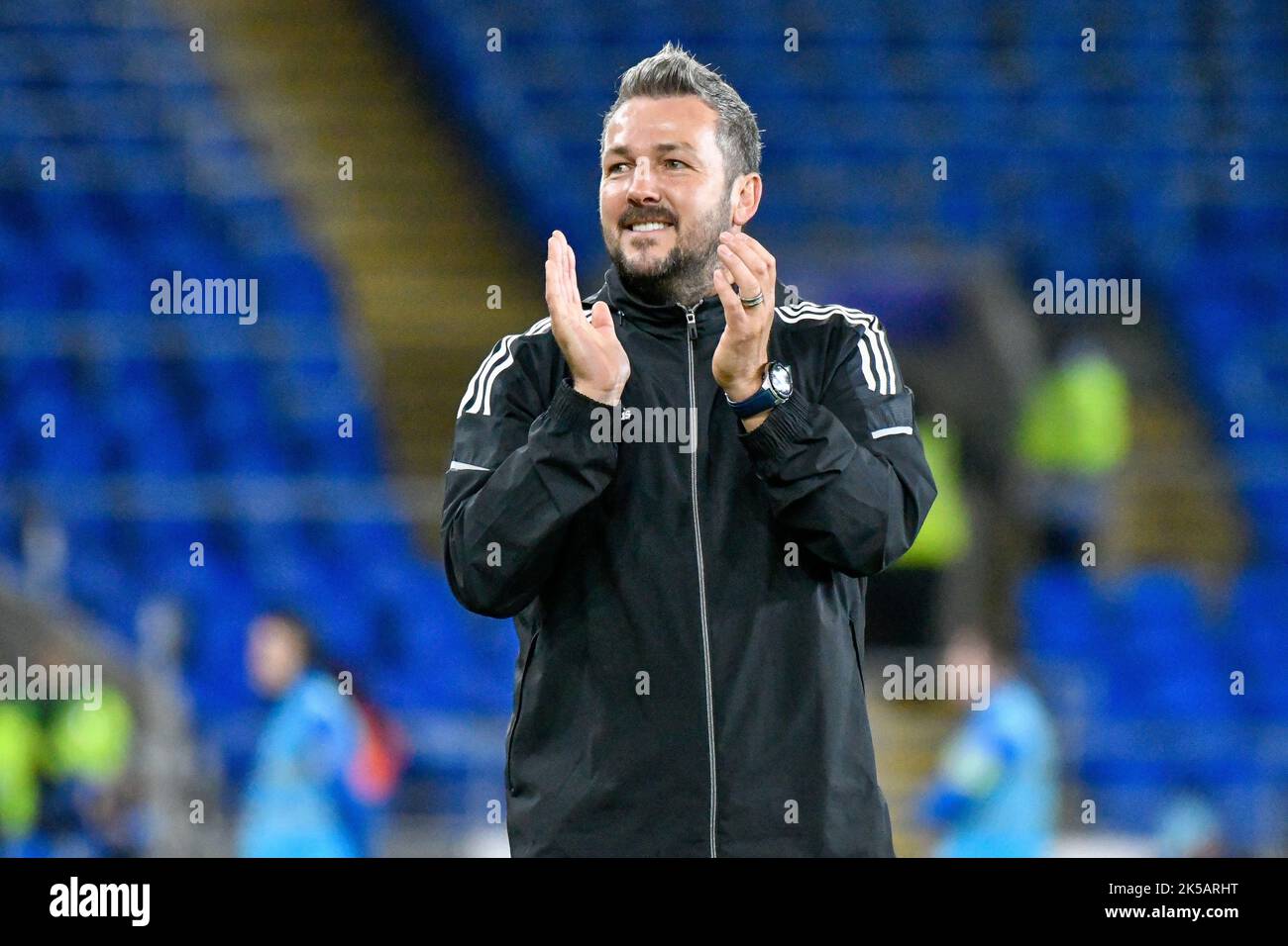 Cardiff, Wales. 6. Oktober 2022. Matt Jones Wales Women Assistant Coach begrüßt die Menge nach dem FIFA Women's World Cup Play-Off-Spiel zwischen Wales und Bosnien und Herzegowina am 6. Oktober 2022 im Cardiff City Stadium in Cardiff, Wales, Großbritannien. Quelle: Duncan Thomas/Majestic Media. Stockfoto Cardiff, Wales. 6. Oktober 2022. Matt Jones Wales Women Assistant Coach begrüßt die Menge nach dem FIFA Women's World Cup Play-Off-Spiel zwischen Wales und Bosnien und Herzegowina am 6. Oktober 2022 im Cardiff City Stadium in Cardiff, Wales, Großbritannien. Quelle: Duncan Thomas/Majestic Media. Stockfoto
