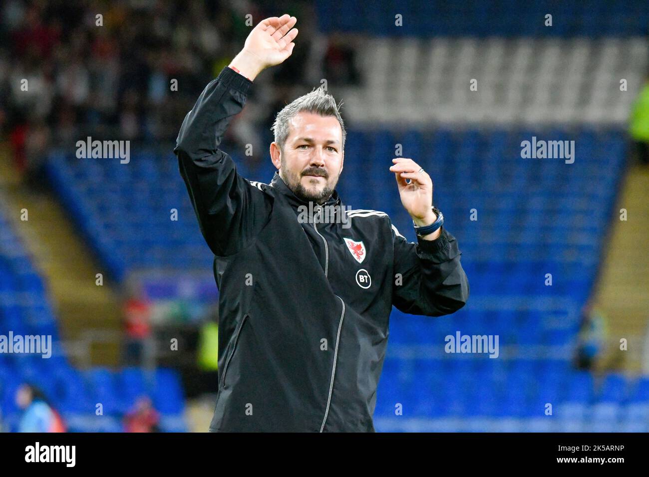 Cardiff, Wales. 6. Oktober 2022. Matt Jones Wales Women Assistant Coach winkt nach dem FIFA Women's World Cup Play-Off-Spiel zwischen Wales und Bosnien und Herzegowina am 6. Oktober 2022 im Cardiff City Stadium in Cardiff, Wales, Großbritannien, der Menge zu. Quelle: Duncan Thomas/Majestic Media. Stockfoto