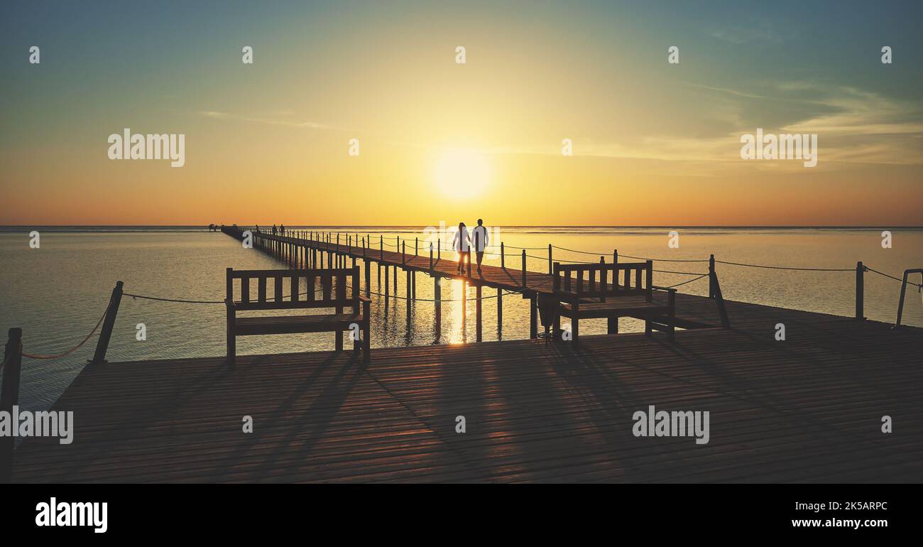 Hölzerne Pier Silhouette bei Sonnenaufgang, Farbtonung angewendet. Stockfoto