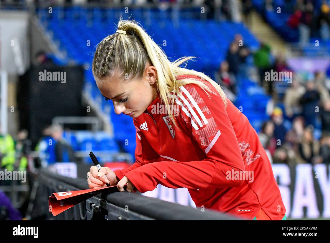 Cardiff, Wales. 6. Oktober 2022. Charlie Estcourt aus Wales signiert Autogramme nach dem FIFA Frauen-WM-Play-Off-Spiel zwischen Wales und Bosnien und Herzegowina am 6. Oktober 2022 im Cardiff City Stadium in Cardiff, Wales, Großbritannien. Quelle: Duncan Thomas/Majestic Media. Stockfoto Cardiff, Wales. 6. Oktober 2022. Charlie Estcourt aus Wales signiert Autogramme nach dem FIFA Frauen-WM-Play-Off-Spiel zwischen Wales und Bosnien und Herzegowina am 6. Oktober 2022 im Cardiff City Stadium in Cardiff, Wales, Großbritannien. Quelle: Duncan Thomas/Majestic Media. Stockfoto