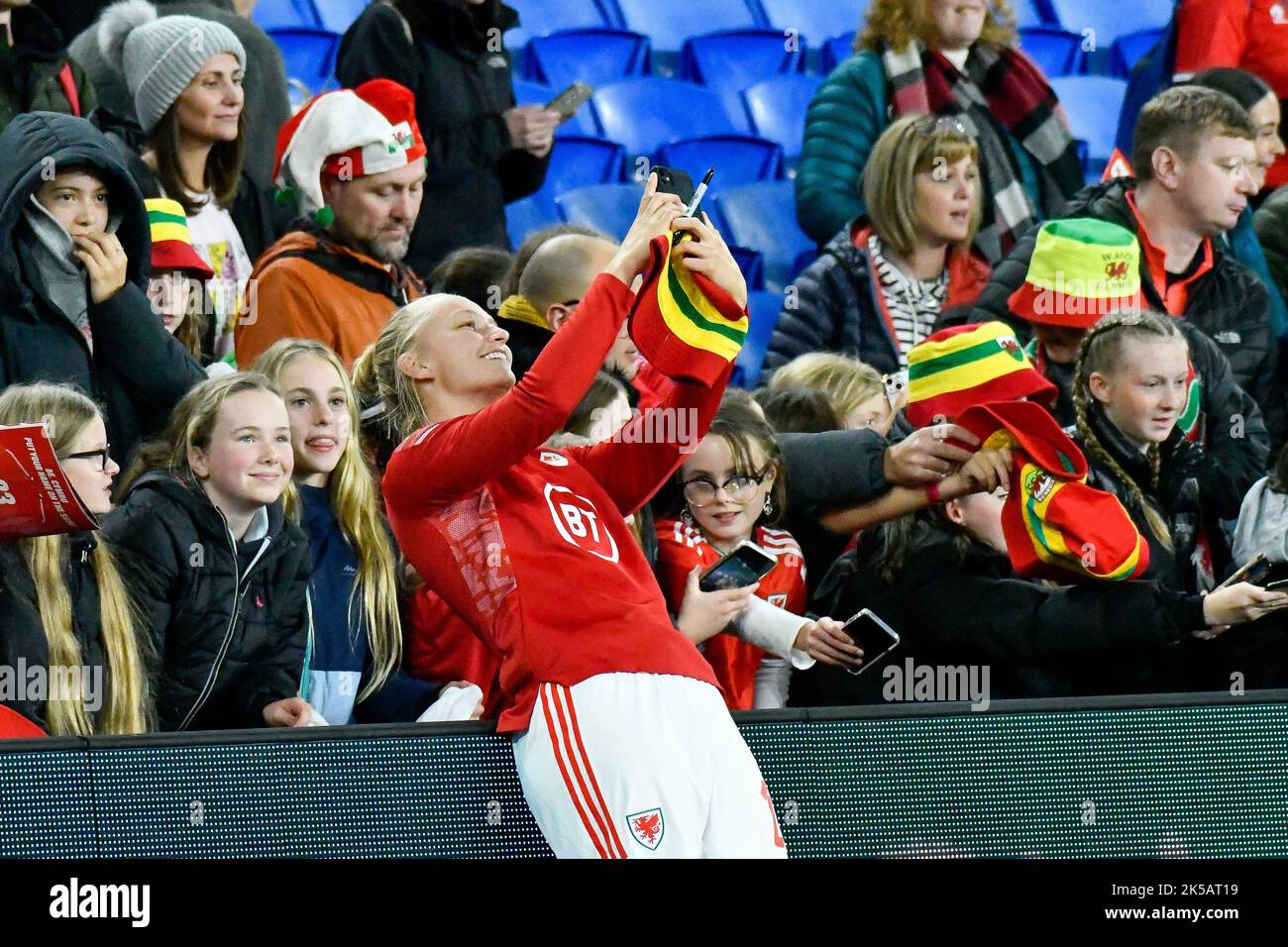 Cardiff, Wales. 6. Oktober 2022. Elise Hughes aus Wales posiert für ein Selfie mit Fans nach dem FIFA Frauen-WM-Play-Off-Spiel zwischen Wales und Bosnien und Herzegowina am 6. Oktober 2022 im Cardiff City Stadium in Cardiff, Wales, Großbritannien. Quelle: Duncan Thomas/Majestic Media. Stockfoto Cardiff, Wales. 6. Oktober 2022. Elise Hughes aus Wales posiert für ein Selfie mit Fans nach dem FIFA Frauen-WM-Play-Off-Spiel zwischen Wales und Bosnien und Herzegowina am 6. Oktober 2022 im Cardiff City Stadium in Cardiff, Wales, Großbritannien. Quelle: Duncan Thomas/Majestic Media. Stockfoto