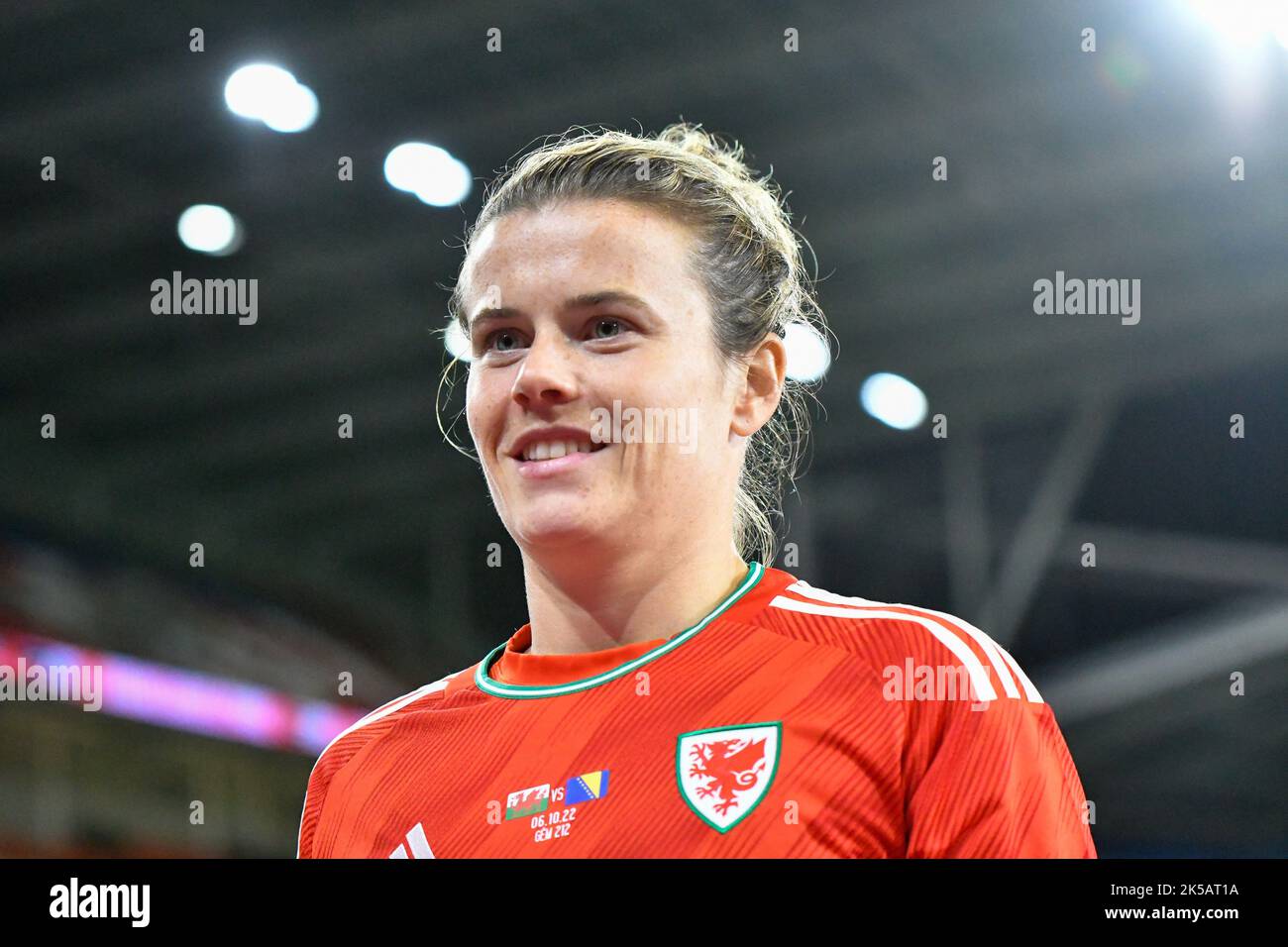 Cardiff, Wales. 6. Oktober 2022. Hayley Ladd aus Wales nach dem FIFA Frauen-WM-Play-Off-Spiel zwischen Wales und Bosnien und Herzegowina am 6. Oktober 2022 im Cardiff City Stadium in Cardiff, Wales, Großbritannien. Quelle: Duncan Thomas/Majestic Media. Stockfoto Cardiff, Wales. 6. Oktober 2022. Hayley Ladd aus Wales nach dem FIFA Frauen-WM-Play-Off-Spiel zwischen Wales und Bosnien und Herzegowina am 6. Oktober 2022 im Cardiff City Stadium in Cardiff, Wales, Großbritannien. Quelle: Duncan Thomas/Majestic Media. Stockfoto