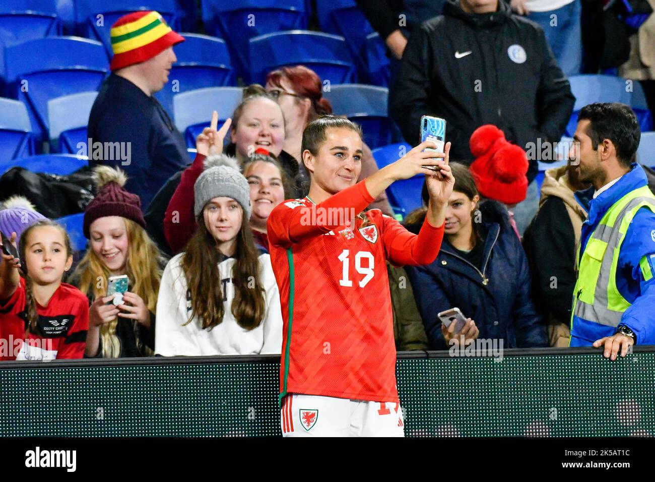 Cardiff, Wales. 6. Oktober 2022. Megan Wynne aus Wales posiert für ein Selfie mit Fans nach dem FIFA Frauen-WM-Play-Off-Spiel zwischen Wales und Bosnien und Herzegowina am 6. Oktober 2022 im Cardiff City Stadium in Cardiff, Wales, Großbritannien. Quelle: Duncan Thomas/Majestic Media. Stockfoto Cardiff, Wales. 6. Oktober 2022. Megan Wynne aus Wales posiert für ein Selfie mit Fans nach dem FIFA Frauen-WM-Play-Off-Spiel zwischen Wales und Bosnien und Herzegowina am 6. Oktober 2022 im Cardiff City Stadium in Cardiff, Wales, Großbritannien. Quelle: Duncan Thomas/Majestic Media. Stockfoto