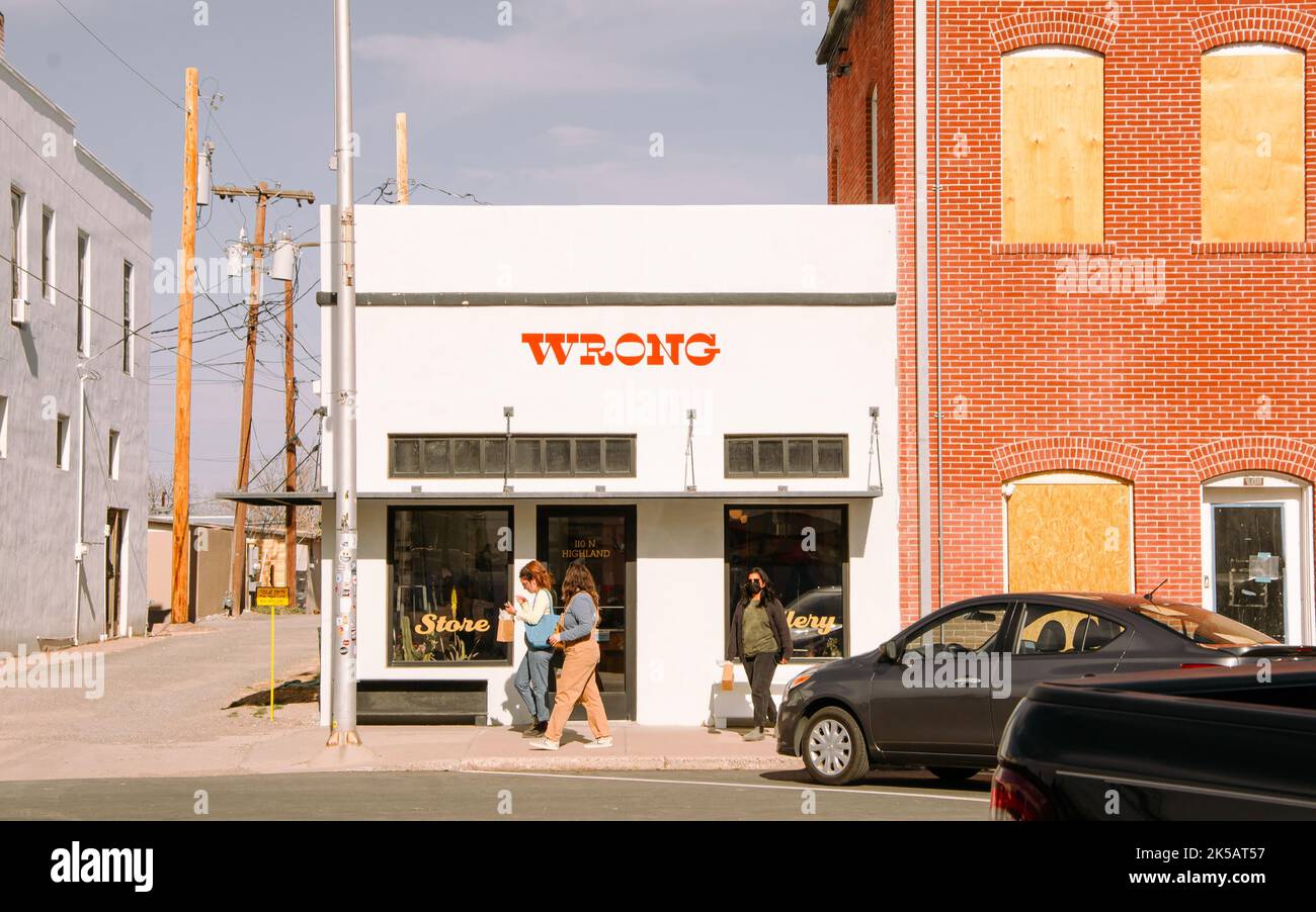 Ein Geschäft, das mit Leuten davor in Marfa, Texas, USA, „falsch“ ist Stockfoto