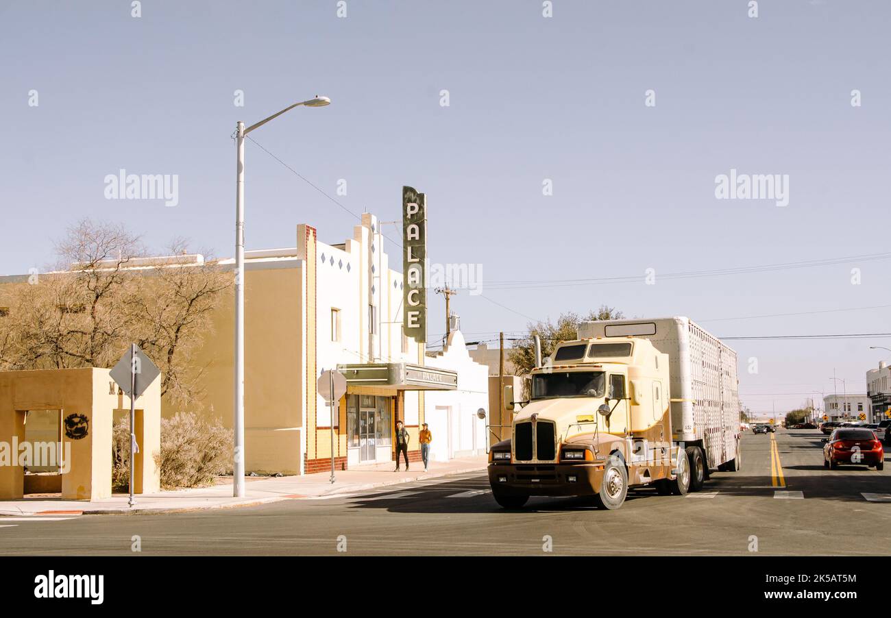 Ein Kenworth-Lastwagen gegen das „Palace“-Theater in Marfa, USA Stockfoto