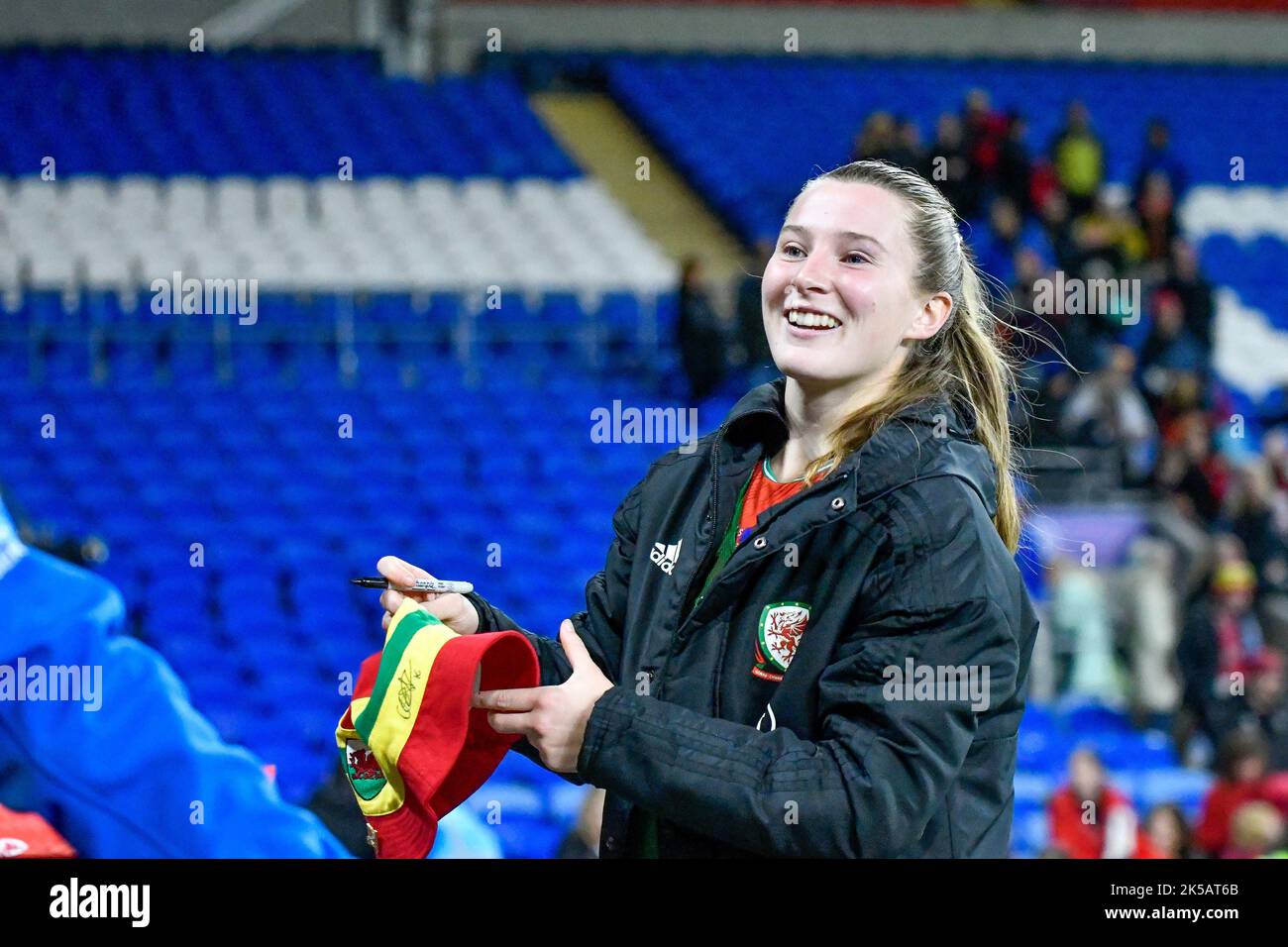 Cardiff, Wales. 6. Oktober 2022. Carrie Jones aus Wales schreibt Autogramme nach dem FIFA Frauen-WM-Play-Off-Spiel zwischen Wales und Bosnien und Herzegowina am 6. Oktober 2022 im Cardiff City Stadium in Cardiff, Wales, Großbritannien. Quelle: Duncan Thomas/Majestic Media. Stockfoto Cardiff, Wales. 6. Oktober 2022. Carrie Jones aus Wales schreibt Autogramme nach dem FIFA Frauen-WM-Play-Off-Spiel zwischen Wales und Bosnien und Herzegowina am 6. Oktober 2022 im Cardiff City Stadium in Cardiff, Wales, Großbritannien. Quelle: Duncan Thomas/Majestic Media. Stockfoto