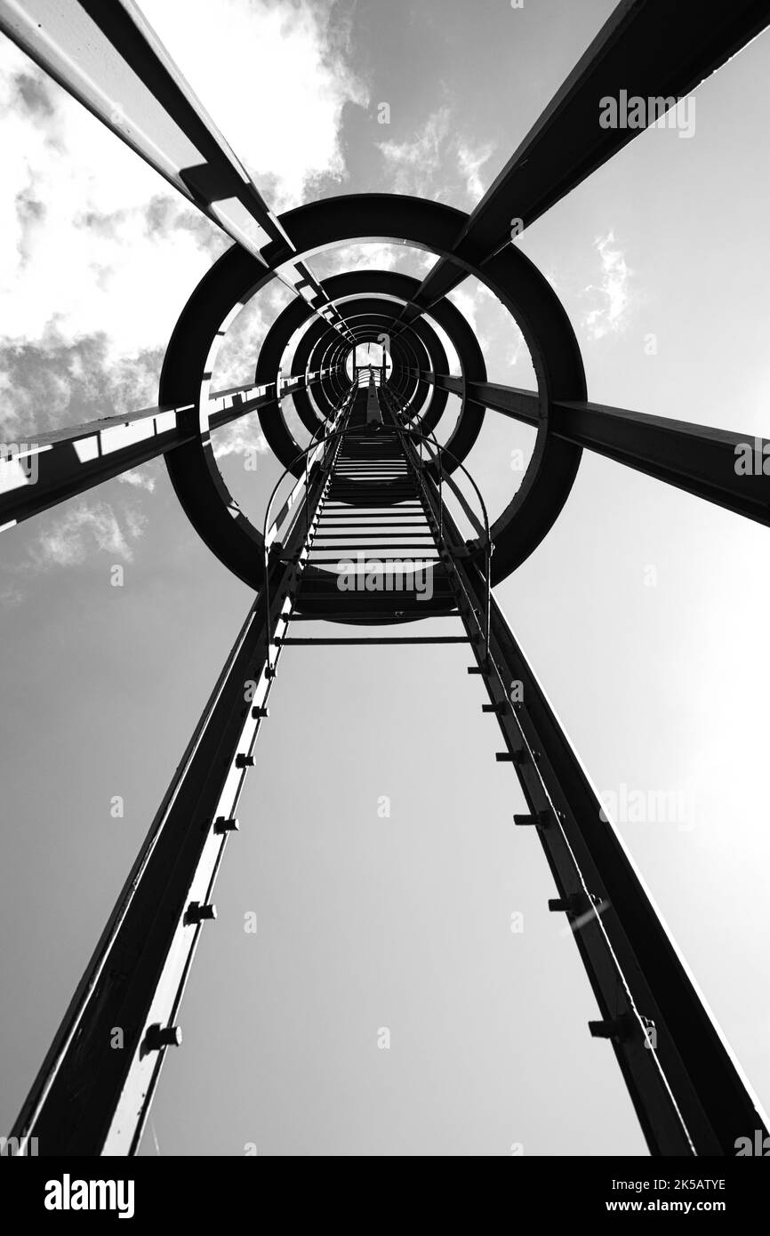Eine vertikale Graustufenaufnahme einer Pfeife in der Zeche Zollverein Stockfoto