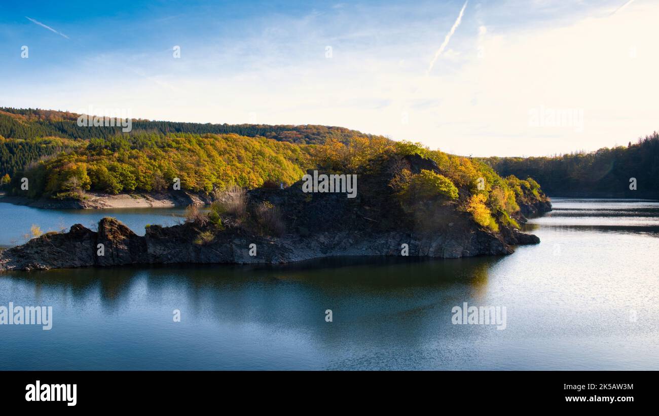 Eine schöne Landschaft in Rursee, Talsperre, Durre Stockfoto