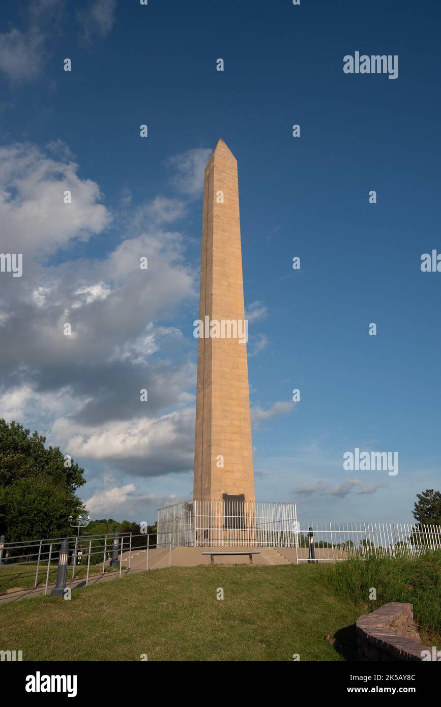 Eine vertikale Aufnahme des Sergeant Floyd Monument auf blauem, wolkigen Hintergrund in Sioux City, Iowa Stockfoto