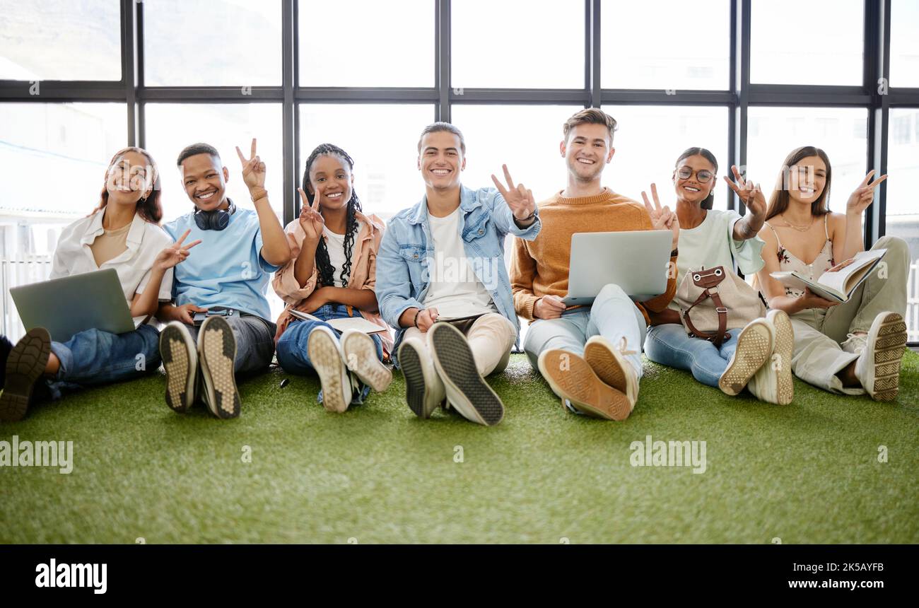 Peace-Zeichen, Business-Studenten oder Menschen auf dem Laptop in digitalen Marketing-Startup, kreative Markenideen oder Bildung auf Relax-Rasen. Porträt, Lächeln oder Stockfoto