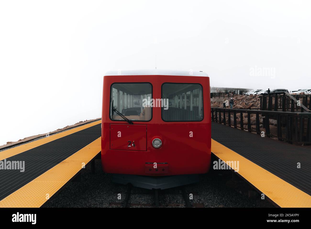 Eine Frontansicht der Broadmoor Manitou and Pikes Peak Cog Railway auf der Bahnsteigstation Stockfoto