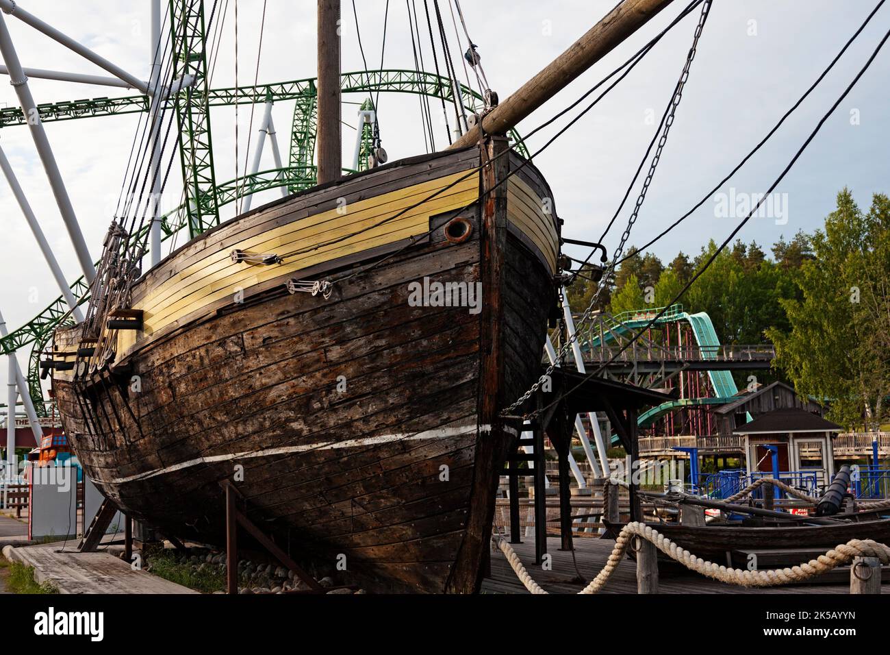 Power Park, Finnland - 21. Juni 2022: Piratenschiff im Vergnügungspark Stockfoto