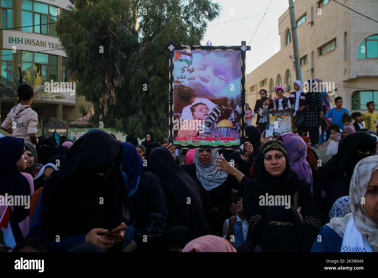 Gaza-Stadt, Gazastreifen, Palästina. 6. Oktober 2022. Gaza, Palästina. 06. Oktober 2022. Anhänger des Islamischen Dschihad in Palästina nehmen am 35.. Jahrestag der Gründung der palästinensischen Organisation auf dem Al-Katiba-Platz in Gaza-Stadt Teil (Foto: © Ahmad Hasaballah/IMAGESLIVE via ZUMA Press Wire) Stockfoto