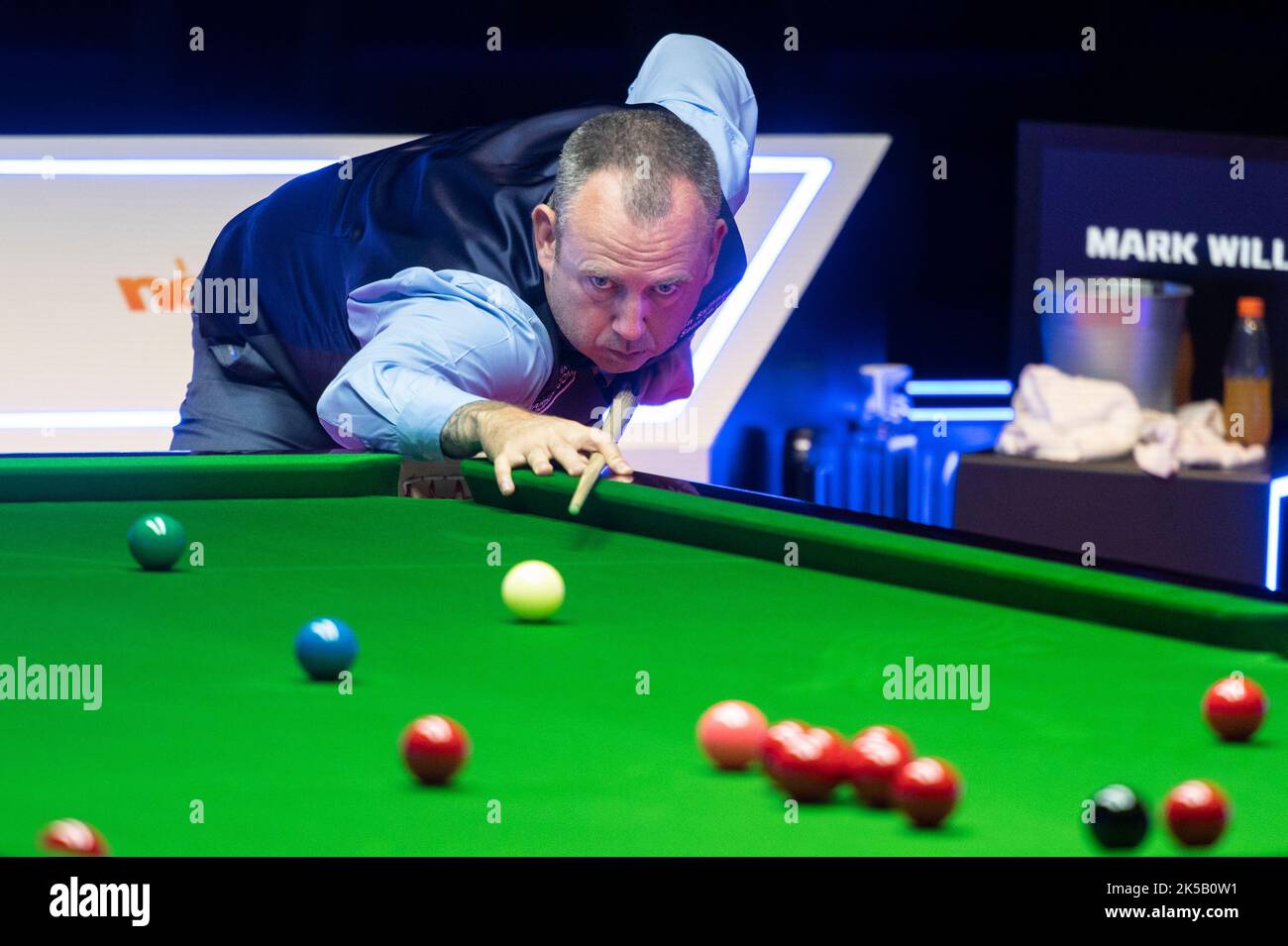 Hongkong, China. 07. Oktober 2022. Mark Williams in Aktion beim dritten Viertelfinalspiel des Snooker-Turniers der Hong Kong Masters gegen den australischen Spieler Neil Robertson. Kredit: SOPA Images Limited/Alamy Live Nachrichten Stockfoto