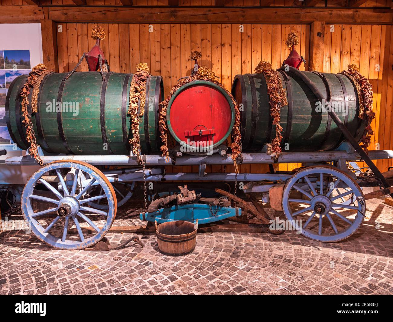 Au ZH, Schweiz - September 15,2022: Ein alter Bauernwagen mit Weinfässern - Weinbaumuseum Au ZH Stockfoto