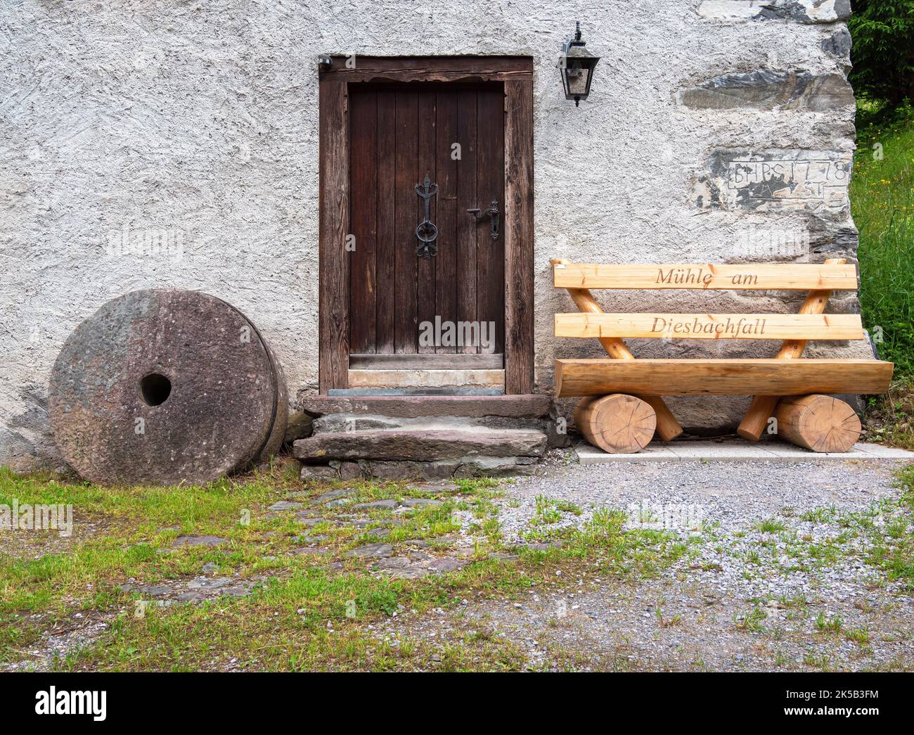 Betschwanden, Schweiz - 2. Juni 2022: Wassermühle am Diesbachfall im Kanton Glarus, Schweiz Stockfoto