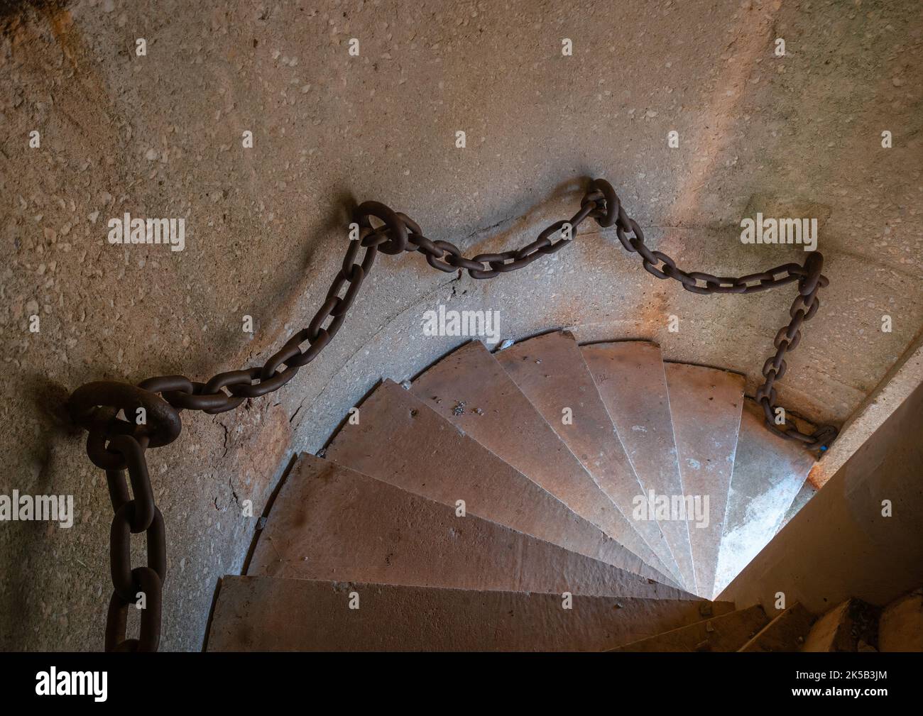 Narbonne, Frankreich - 12. September 2022: Ein Stahlkettengeländer an der runden Treppe eines Turms in Narbonne Stockfoto