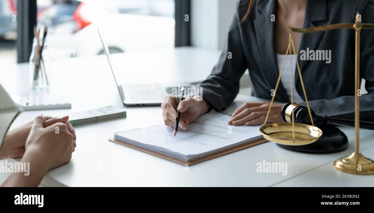 Geschäftsfrau und Rechtsanwalt besprechen das Vertragsdokument. Vertrag des Gesetzes. Unterzeichnen Sie ein Vertragsgeschäft. Stockfoto