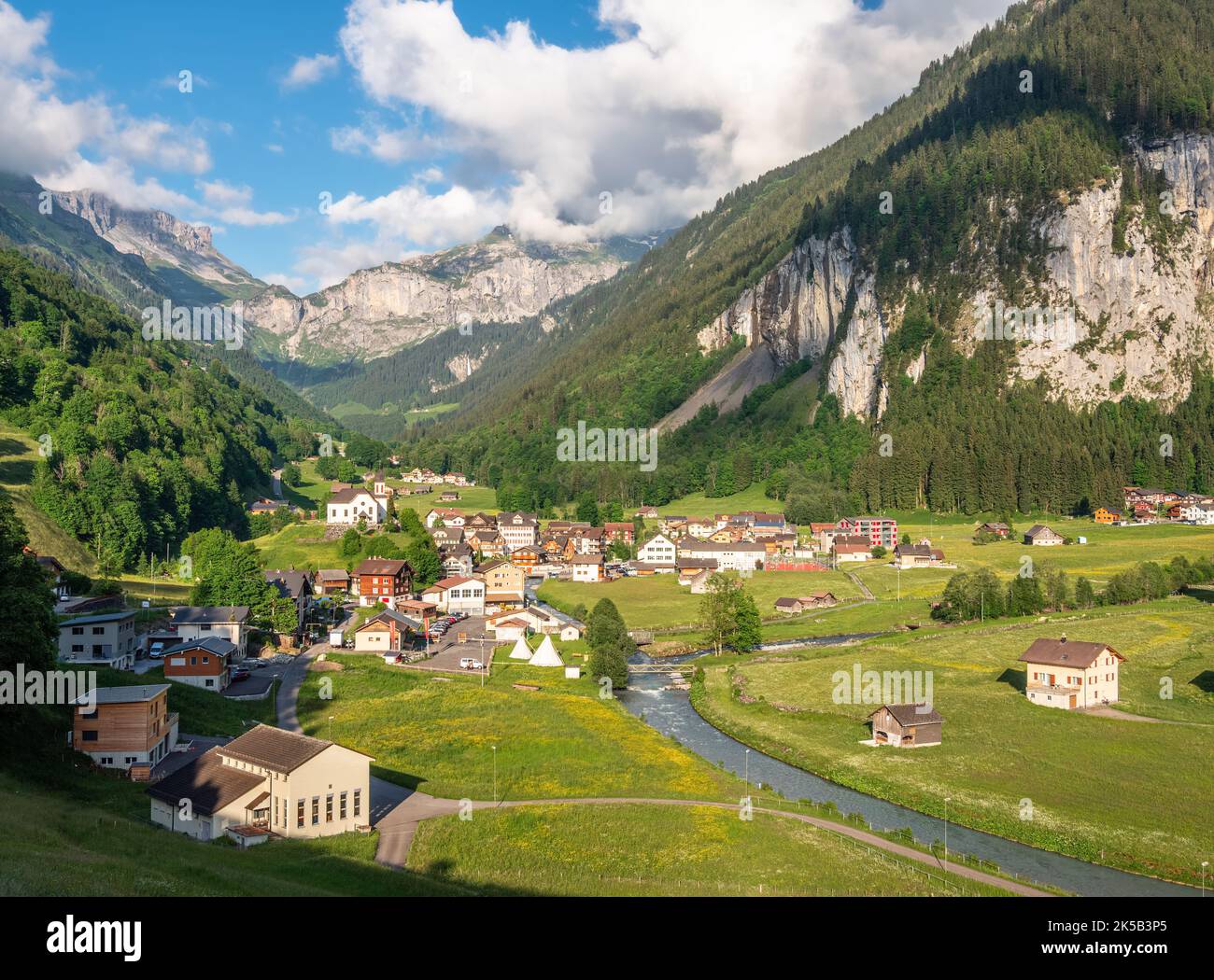 Unterschachen ist ein Dorf unterhalb des Klausenpasses im Kanton Uri, Schweiz Stockfoto