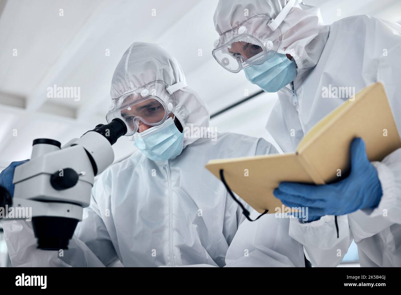 Wissenschaftler Hazmat Anzug, Mikroskop und Laborforschung Planung, dna-Test und Corona-Virus-Impfstoff Entwicklung. Professionelles Wissenschaftsteam, medizinisch Stockfoto