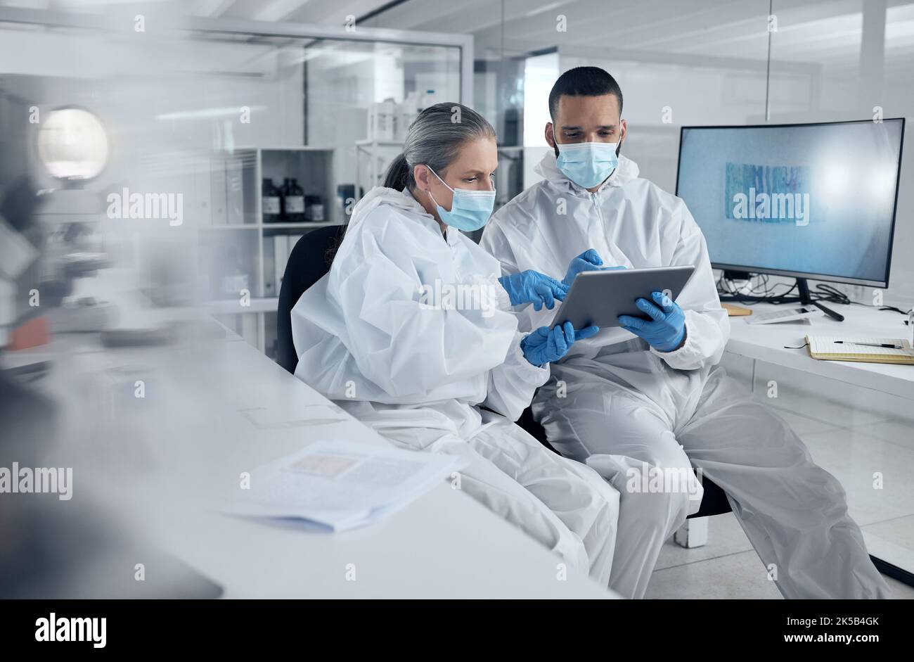 Forschung, Covid und Tablet mit Ärzten, die Informationen für Arbeitsdiskussionen lesen. Medizin, Team und PSA für Sicherheit, Gesundheit und Wohlbefinden während der Arbeit Stockfoto
