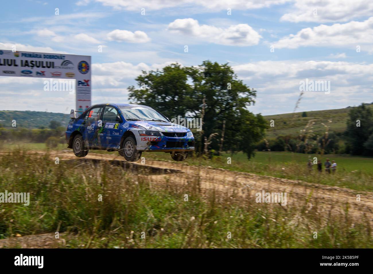 Ein Autorennen bei der jährlichen Rallye-Veranstaltung in Iasi an der grünen Dobrovat-Waldstraße Stockfoto