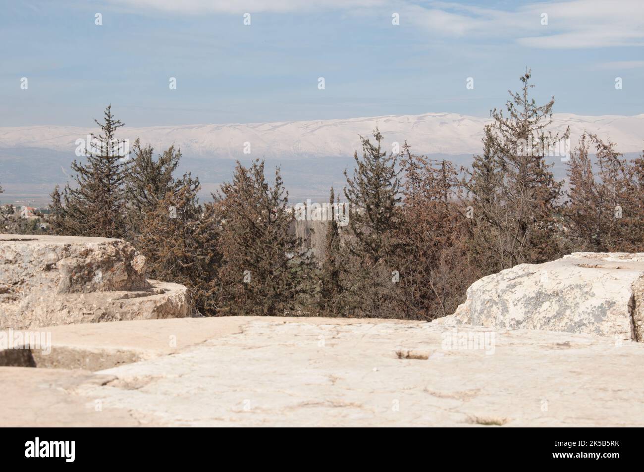 Schneebedeckte, Anti-Libanon-Berge, vom Großen Hof, Heliopolis, römischen Überresten, Baalbek, Libanon, Naher Osten Stockfoto