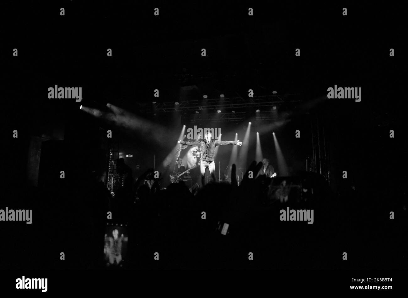 Sängerin und Band Suede auf der Bühne im Electric Ballroom, Camden, London, Großbritannien, 2022-10-05, Spielen ihres Autofiction-Albums. Stockfoto