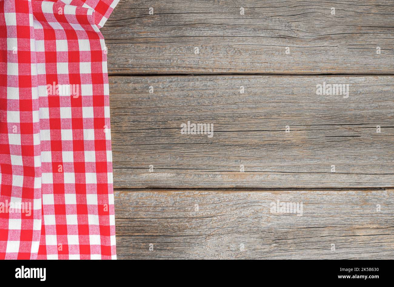 Karierte Tischdecke auf einem Holzhintergrund. Stockfoto
