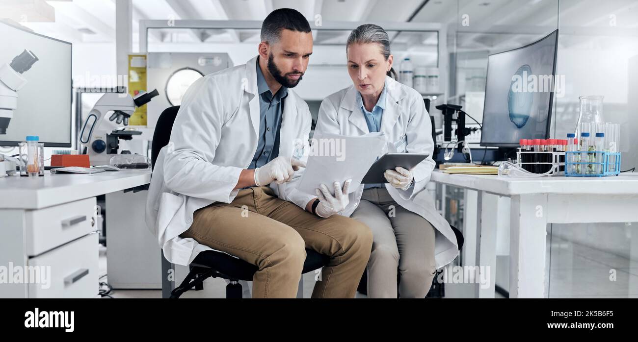 Partnerschaftsdokument der Wissenschaftler für die Diskussion im medizinischen Forschungslabor im Zukunftsbericht der Gesundheitswissenschaften. Mann und Frau Arzt Stockfoto