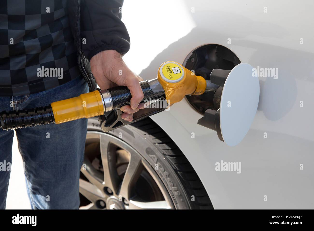 Lille, Frankreich. 6. Oktober 2022. Ein Mann füllt den Tank seines