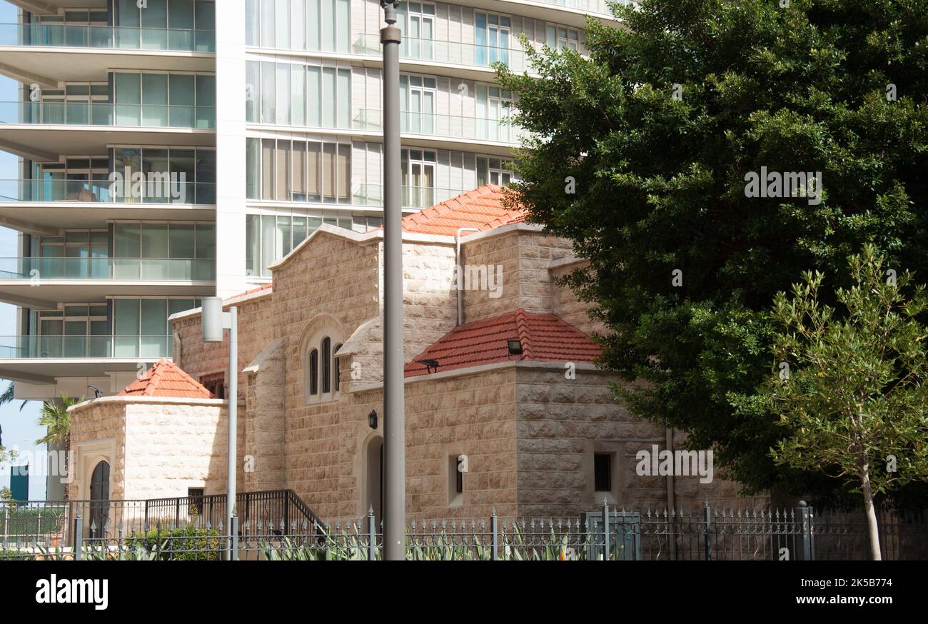 All Saints Church zwischen modernen Gebäuden, Beirut, Libanon, Naher Osten Stockfoto