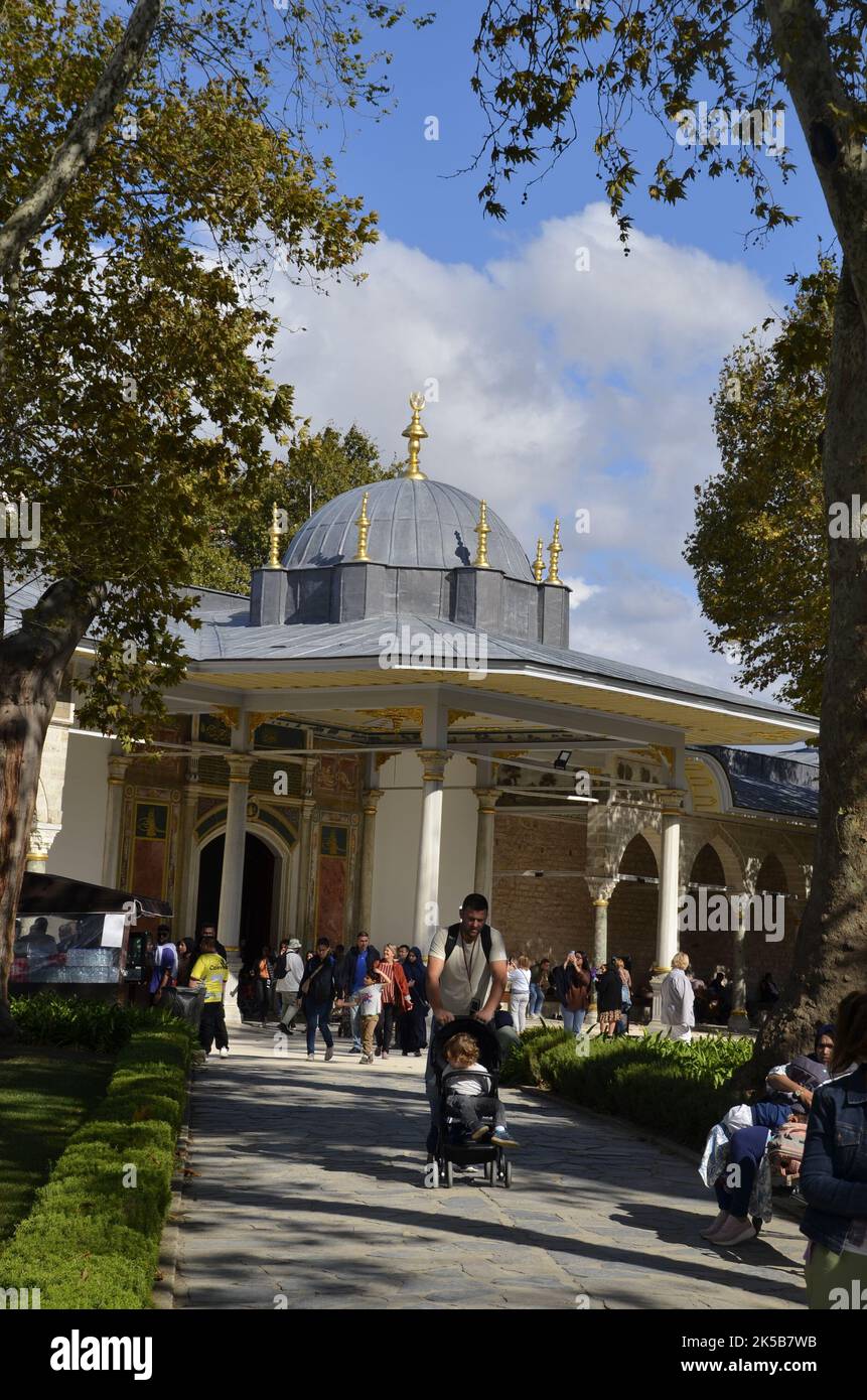 Topkapi Palast, Babüssaade Tor, Touristen, architektonische Details. Istanbul Türkei. Stockfoto